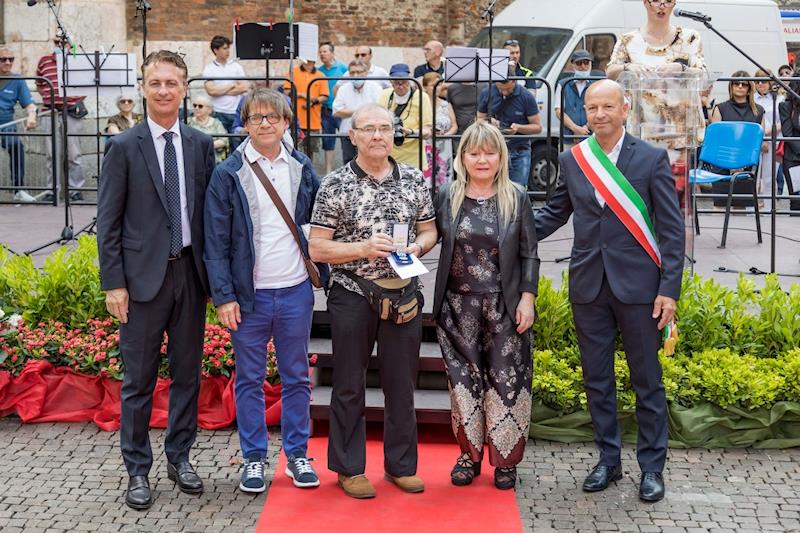 Il prefetto Corrado Conforto Galli, la famiglia Leoni e il sindaco Enzo Galbiati