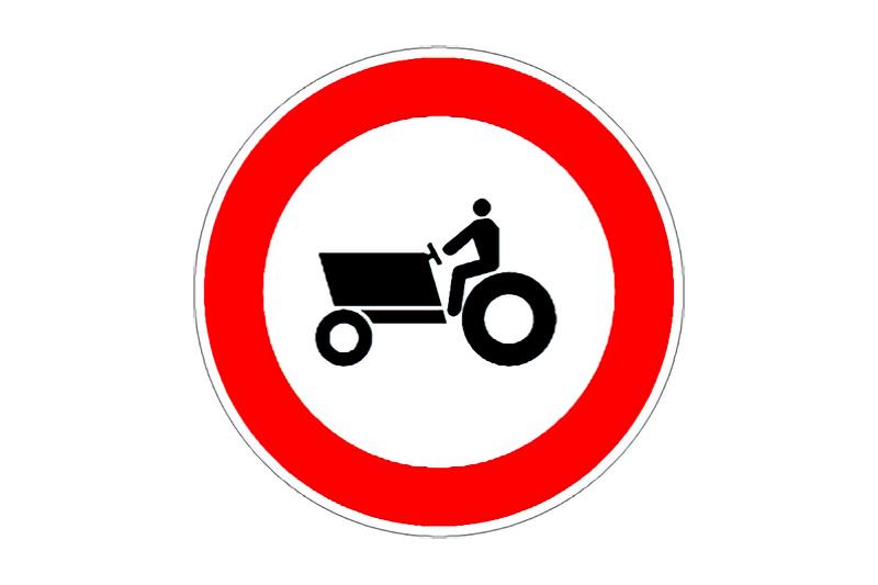 Segnale stradale: "Divieto di transito alle macchine agricole".
