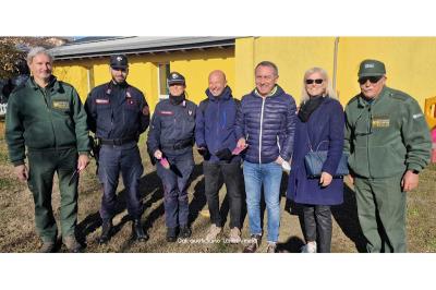 I nostri amministratori con i Carabinieri forestali (dal quotidiano "La Provincia").
